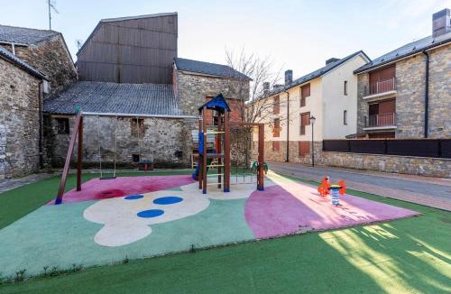 Villanua Apartment | Tu Hogar en el Pirineo Aventura y Montaña