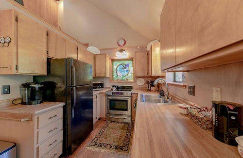 Strawberry Cabin | Tucked Away Cabin with Amazing Views & Pool Table