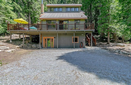 Strawberry Cabin | Tucked Away Cabin with Amazing Views & Pool Table