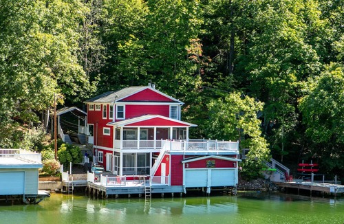 Lake Lure Cottage | Tucked Away Gem: Lakefront, SUP