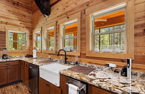 Fort Valley Cabin | Tucked away in the quiet countryside of Fort Valley, GA, the Inn is an ideal setting for corporate retreats, family reunions, or group getaways.