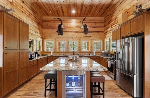 Fort Valley Cabin | Tucked away in the quiet countryside of Fort Valley, GA, the Inn is an ideal setting for corporate retreats, family reunions, or group getaways.