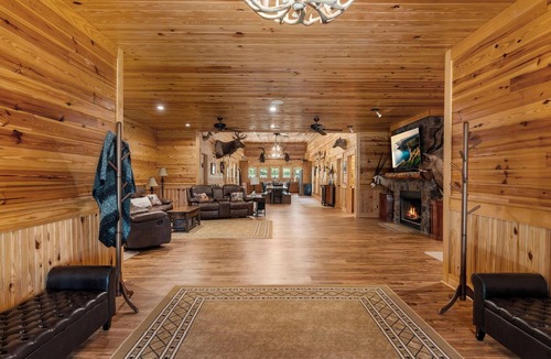 Fort Valley Cabin | Tucked away in the quiet countryside of Fort Valley, GA, the Inn is an ideal setting for corporate retreats, family reunions, or group getaways.
