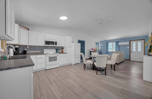 Clifton Royal House | Tucked Away, Walk to Beach, Pet Friendly, Relax