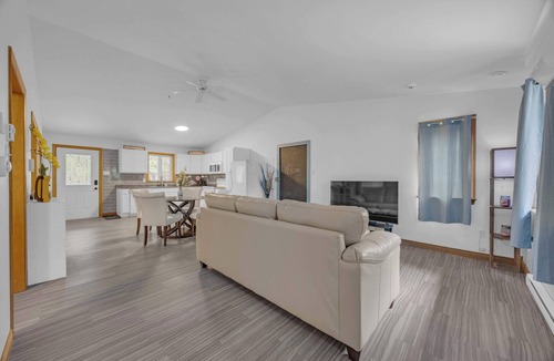 Clifton Royal House | Tucked Away, Walk to Beach, Pet Friendly, Relax