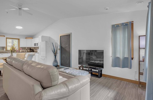 Clifton Royal House | Tucked Away, Walk to Beach, Pet Friendly, Relax