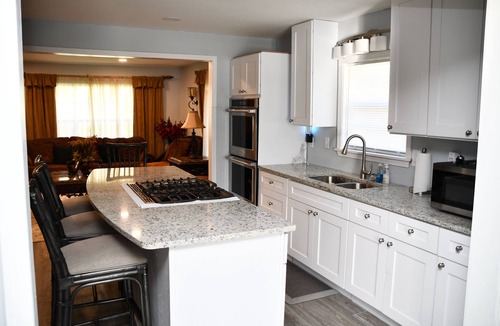 Natchez House | TUCKED AWAYn3 Bed 2 Bath, Modern Kitchen, 2 Living Areas