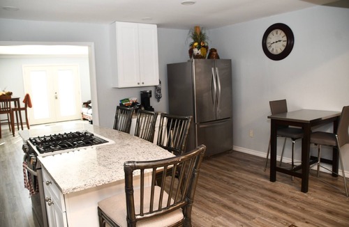 Natchez House | TUCKED AWAYn3 Bed 2 Bath, Modern Kitchen, 2 Living Areas