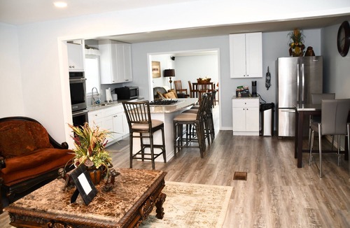 Natchez House | TUCKED AWAYn3 Bed 2 Bath, Modern Kitchen, 2 Living Areas