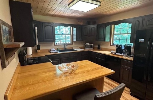 Byrdstown House | Tucked in nature riverside-fire pit, hiking, fishing, boating