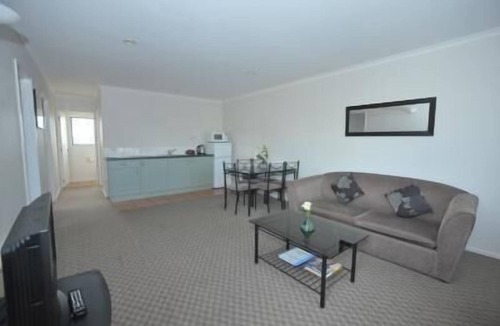 Hawera Hotel | Tudor Lodge Motel