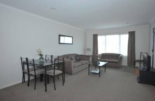 Hawera Hotel | Tudor Lodge Motel
