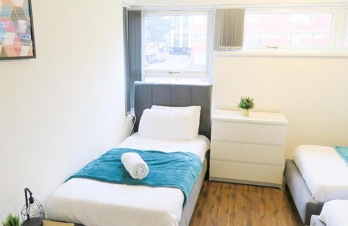 The Westside House | Tudors eSuites - Five Ways, Private Terrace & Parking