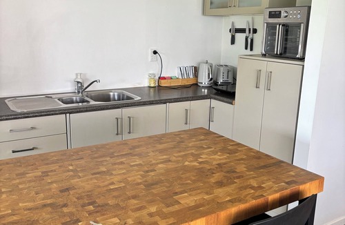 Army Bay House | Tui Cove Retreat a lovely coastal escape close to local beaches & coastal walks