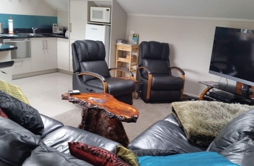 Ngongotaha Apartment | Tui Glen luxury lake side apartment