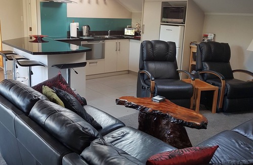 Ngongotaha Apartment | Tui Glen luxury lake side apartment