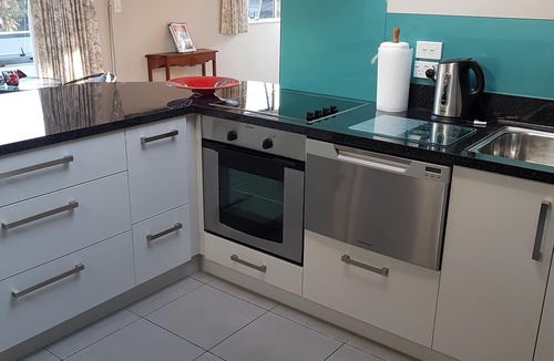 Ngongotaha Apartment | Tui Glen luxury lake side apartment