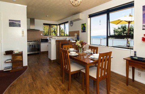 Cable Bay Cabin | Tui's Retreat - Cable Bay Bach