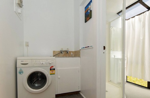 Cable Bay Cabin | Tui's Retreat - Cable Bay Bach