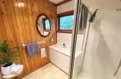 Birkenhead Cabin | Tui Treehouse 6 - Kauri Forrest Treetops