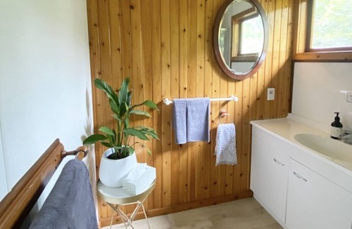 Birkenhead Cabin | Tui Treehouse 6 - Kauri Forrest Treetops