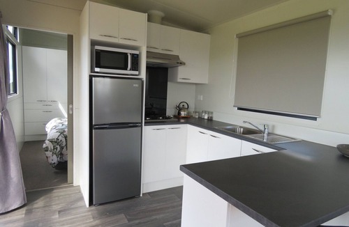 Cable Bay Cabin | Tuis Scenic Retreat