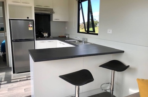 Cable Bay Cabin | Tuis Scenic Retreat