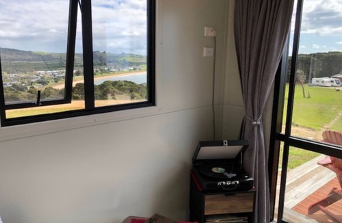 Cable Bay Cabin | Tuis Scenic Retreat