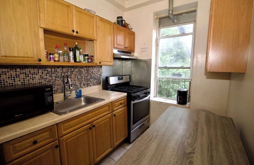 Bedford-Stuyvesant Apartment | Tuk Ahoy - Emerald Suite (2C)