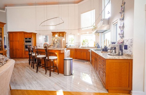 Mount Vernon House | Tulips and Cascade Mountains Retreat