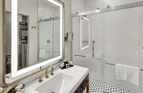 Downtown Tulsa Hotel | Tulsa Club Hotel, Curio Collection by Hilton
