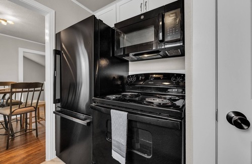 Cherry Street House | Tulsa Getaway w/Pergola-Grill-TV's & Personal AC/Heater in Every Bedroom