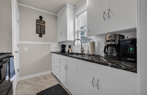 Cherry Street House | Tulsa Getaway w/Pergola-Grill-TV's & Personal AC/Heater in Every Bedroom
