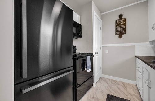 Cherry Street House | Tulsa Getaway w/Pergola-Grill-TV's & Personal AC/Heater in Every Bedroom