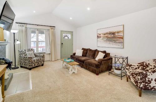 Cherry Street House | Tulsa Vacation Home ~ 3 Mi to Downtown