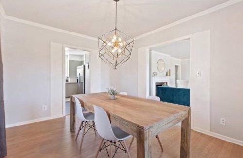 Tulsa House | Tulsa Vintage Chic Cottage |King Bed Expo TU Dtwn