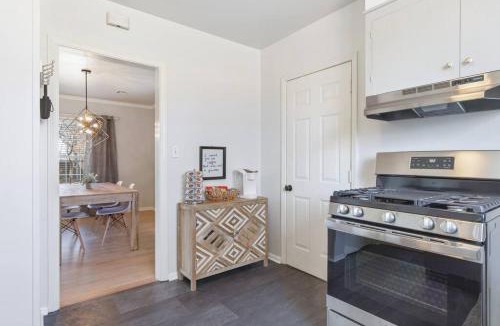 Tulsa House | Tulsa Vintage Chic Cottage |King Bed Expo TU Dtwn