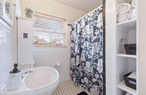Tulsa House | Tulsa Vintage Chic Cottage |King Bed Expo TU Dtwn