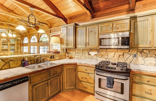Tumbling Shoals Cottage | Tumbling Shoals Cabin < 1 Mi to Beaches & Boating!