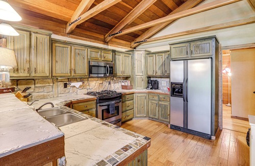 Tumbling Shoals Cottage | Tumbling Shoals Cabin < 1 Mi to Beaches & Boating!