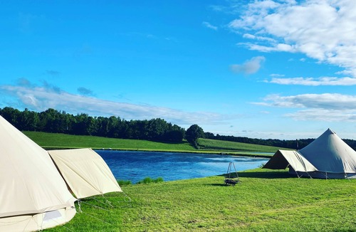 Great Witley Cabin | Tumbling Tom - Sleeps 4, Fire Pit & Pets Welcomed