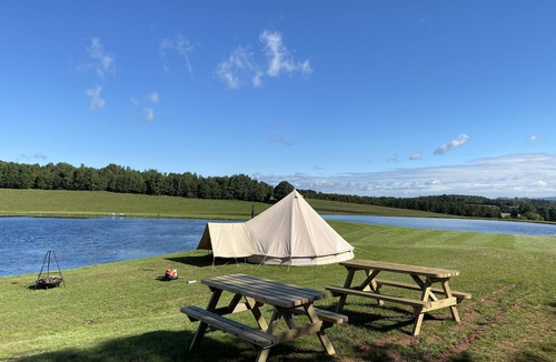 Great Witley Cabin | Tumbling Tom - Sleeps 4, Fire Pit & Pets Welcomed