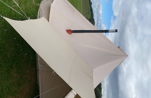 Great Witley Cabin | Tumbling Tom - Sleeps 4, Fire Pit & Pets Welcomed