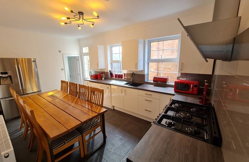 Bournemouth Villa | Turay Villa with Hot Tub