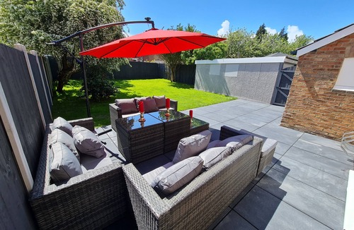 Bournemouth Villa | Turay Villa with Hot Tub