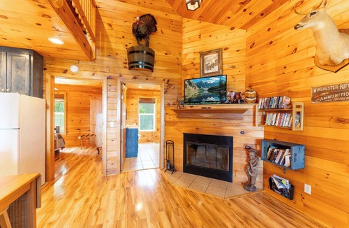Bryant Cabin | Turkey Hollow cabin with a private hot tub!