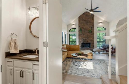 Tulsa House | Turkey Mountian Trailside by Tulsa Getaways