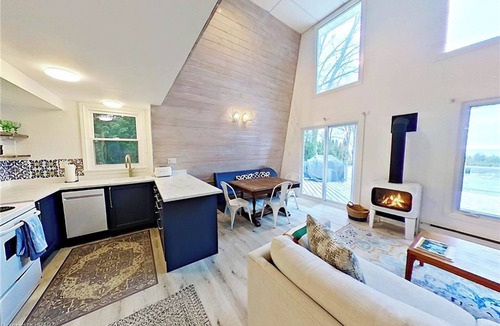 Bluewater Cottage | Turkey Perch, Lakefront Hot Tub