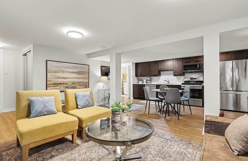 Ottawa Division Apartment | Turnkey 2BR Apt Near QCH With Yard And Carport