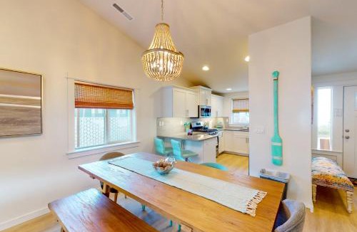 Lincoln City House | Turquoise Dreams